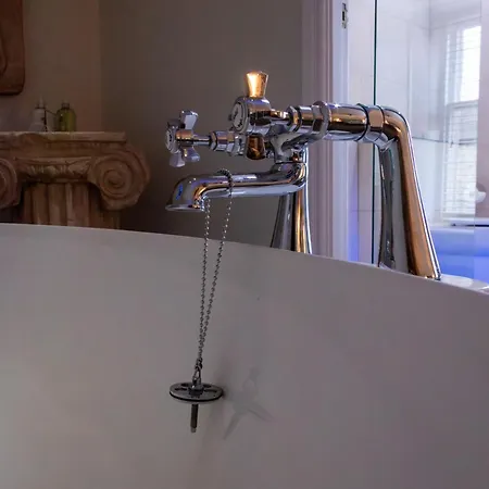 לינה וארוחת בוקר The Frenchgate 4*